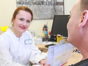 Dr. Maximiliane Deckart hat das Schmerzzentrum am St. Elisabeth-Krankenhaus aufgebaut. Als Reiner Schäfe zu ihr kam, hatte er so starke Schmerzen, dass er nicht mehr klar denken konnte. Foto: Carmen Schmitt