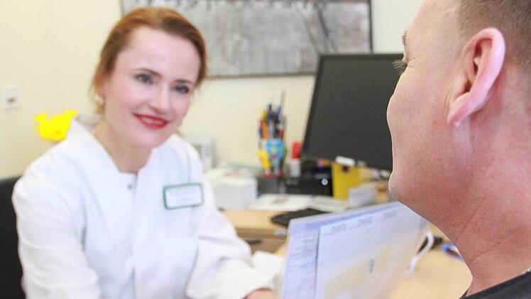 Dr. Maximiliane Deckart hat das Schmerzzentrum am St. Elisabeth-Krankenhaus aufgebaut. Als Reiner Schäfe zu ihr kam, hatte er so starke Schmerzen, dass er nicht mehr klar denken konnte. Foto: Carmen Schmitt