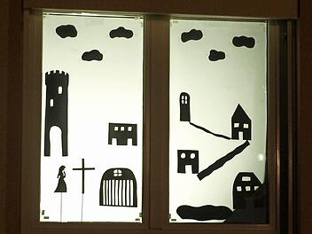 Das Schattenspiel von der heiligen Barbara und dem blühenden Kirschzweig faszinierte die Kinder und Erwachsenen. Foto: Susanne Deuerling