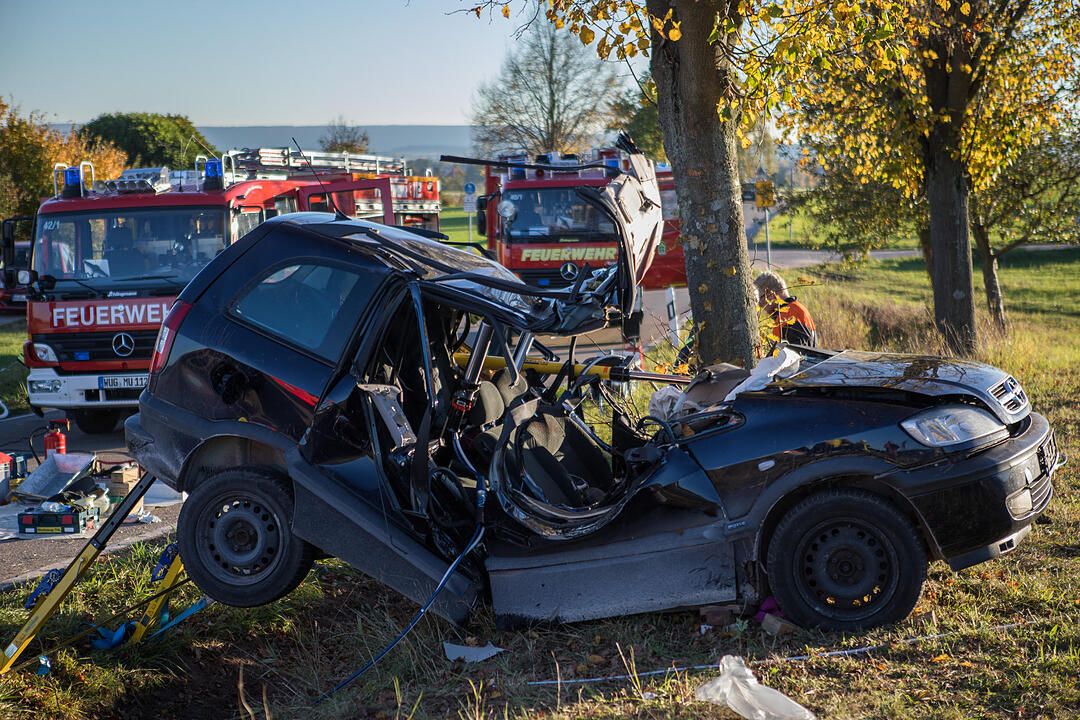 Auto prallt gegen Baum: 18-Jähriger stirbt bei Unfall in Mittelfranken