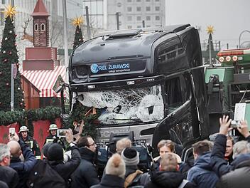 Am 19. Dezember 2016 raste Anis Amri mit einem gestohlenen Lkw in den  Weihnachtsmarkt am Breitscheidplatz in Berlin und t&ouml;tete zw&ouml;lf  Menschen. Im Gedenken an diesen Anschlag l&auml;uten am 19. Dezember in Kulmbach die Glocken.  Foto: Michael Kappeler/dpa