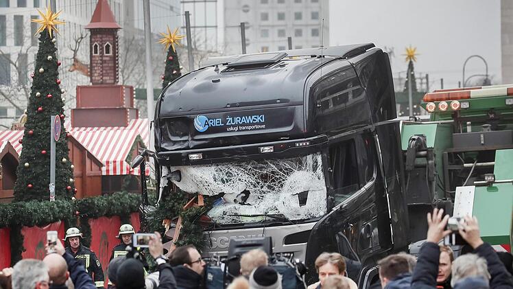 Am 19. Dezember 2016 raste Anis Amri mit einem gestohlenen Lkw in den  Weihnachtsmarkt am Breitscheidplatz in Berlin und t&ouml;tete zw&ouml;lf  Menschen. Im Gedenken an diesen Anschlag l&auml;uten am 19. Dezember in Kulmbach die Glocken.  Foto: Michael Kappeler/dpa