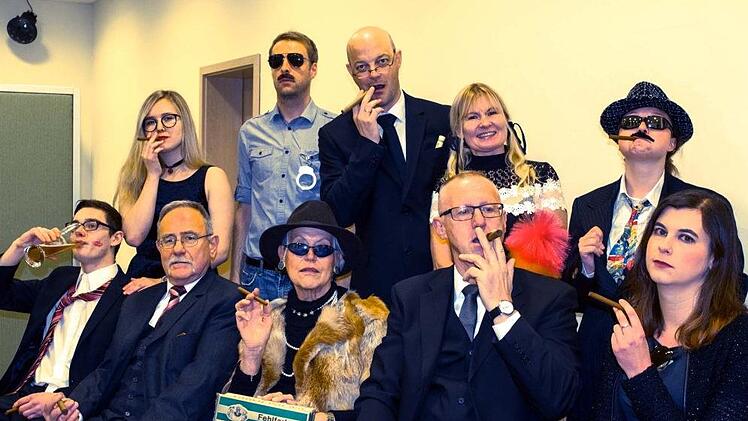 Das Ensemble "Mord im Pferdestall" (v. l.): Fabian Wagner, Lea Zimmermann, Horst Schnura, Markus Jaksch, Susanne Erdmann, Uwe Witurka, Rudolf Ruf, Birgit Fischer, Julia Schnura, Lisa Trapper.Michael Wunder
