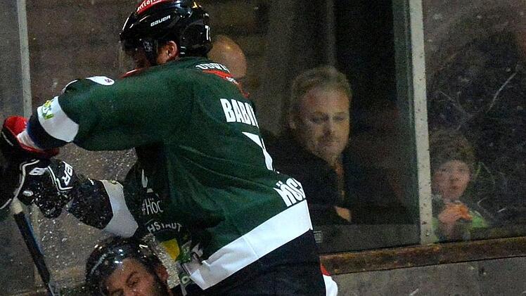 Die Eishockey-Oberliga ist ein raues Pflaster. Das muss auch dieser Landshuter im Duell mit Markus Babinsky (r.) vom Höchstader EC erfahren. Picturedreams