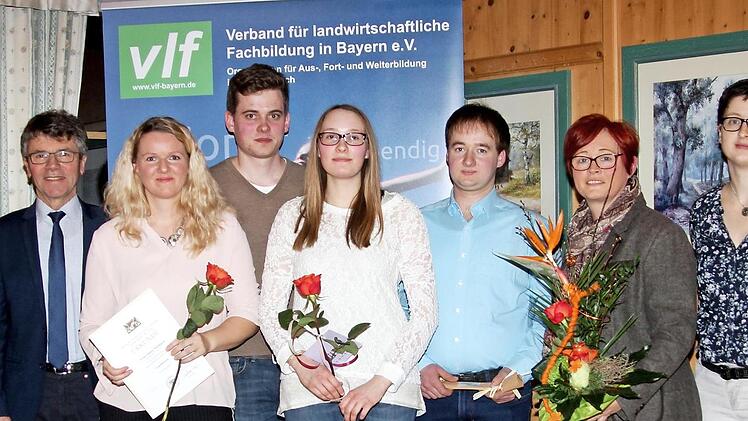 Gratulation für Bildungsabschlüsse (von links): stellvertretender Landrat Oskar Ebert, VLF-Vorsitzender Steffen Beiersdorfer, Ausbildungsberater Martin Mack, Diana Mußbach, David Wolf, Lea Schleicher, Friedrich Grimmer, Christa Dölker, stellvertretende Vorsitzende Marina Eltschka, Geschäftsführer Herbert Lang