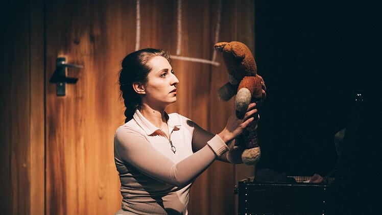 Francesca Paratore gestaltet die Titelrolle der Mono-Oper "Das Tagebuch der Anne Frank" in der Coburger Reithalle.Foto: Sebastian Buff