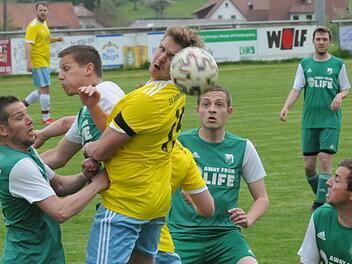 Umringt von der halben Mannschaft des FC Untererthal II  , kommt Christoph Hähnlein, seines Zeichens Spielertrainer des SV Detter-Weißenbach, zum Kopfball. Foto: ssp