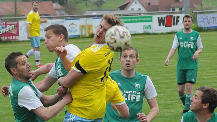 Umringt von der halben Mannschaft des FC Untererthal II  , kommt Christoph Hähnlein, seines Zeichens Spielertrainer des SV Detter-Weißenbach, zum Kopfball. Foto: ssp