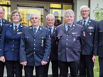 Ehrung KFV (von links): Benno Metz, Birgit Below, Richard Höfling, Elmar Sell, Winfried Heim, Edwin Frey, KBR Markus Ullrich.