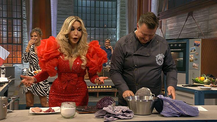 Dolly Buster stöhnt bei frivolem Talk am Henssler-Grill: "Ich kollabiere!"