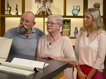 Horst Lichter (links) staunte nicht schlecht, als Experte Detlev K&uuml;mmel in der Montagsausgabe der ZDF-Tr&ouml;delshow "Bares f&uuml;r Rares" zur Rasierklinge griff.