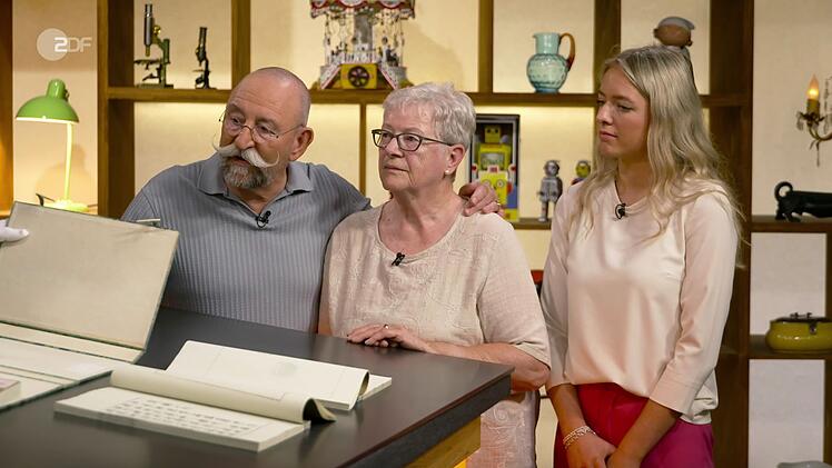 Horst Lichter (links) staunte nicht schlecht, als Experte Detlev K&uuml;mmel in der Montagsausgabe der ZDF-Tr&ouml;delshow "Bares f&uuml;r Rares" zur Rasierklinge griff.