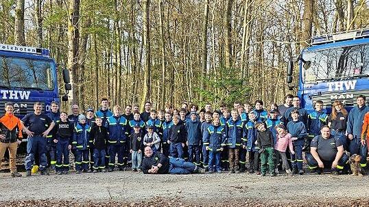 Die Helferinnen und Helfer des THW nach getaner Arbeit im Steigerwald.