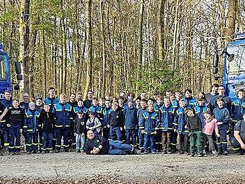 Die Helferinnen und Helfer des THW nach getaner Arbeit im Steigerwald.