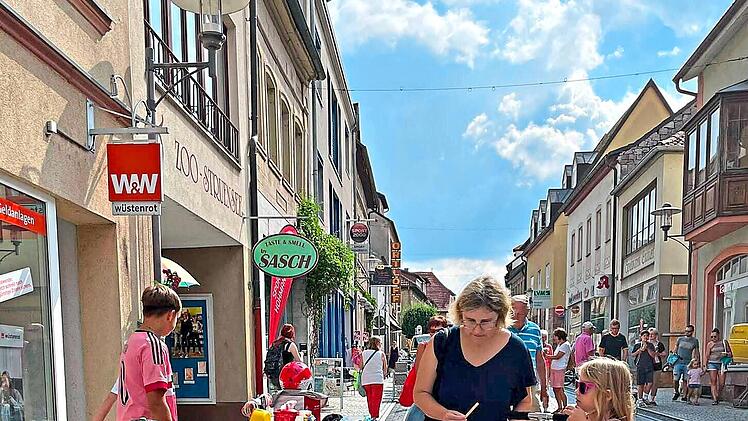 Flohmarktst&auml;nde in der Kissinger Stra&szlig;e.Julia Keidel