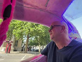 Bei einer Taxi-Fahrt durch London entgeht Giesel nichts. Auch nicht die "Wodkafahne" des Fahrers.