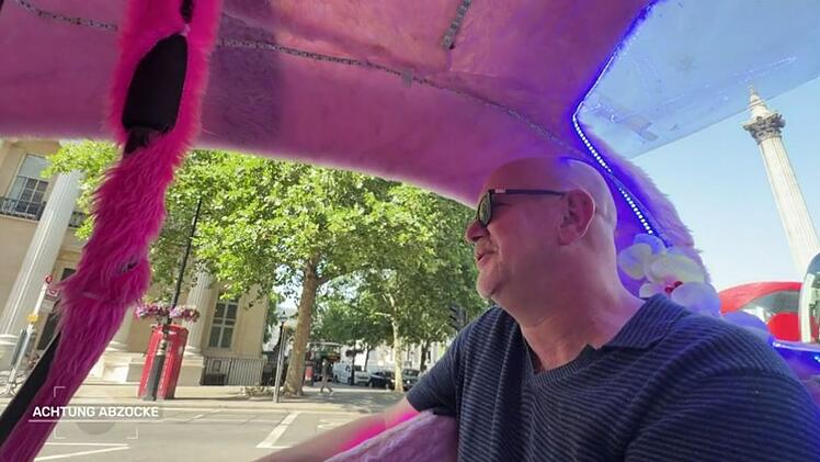 Bei einer Taxi-Fahrt durch London entgeht Giesel nichts. Auch nicht die "Wodkafahne" des Fahrers.