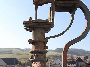 Ein alter Brunnen in Windheim. Wie wird Brunnenwasser künftig abwassertechnisch berechnet? Das war eine zentrale Frage bei der Bürgerversammlung. Fotos: Gerd Schaar