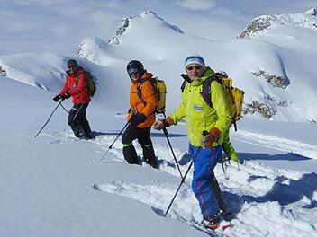 Horst Kneitz, Hans-Hermann Drenske und Charly Hetz (von rechts) genießen die Schneewelten über den Wolken. Foto: privat