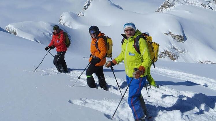 Horst Kneitz, Hans-Hermann Drenske und Charly Hetz (von rechts) genießen die Schneewelten über den Wolken. Foto: privat