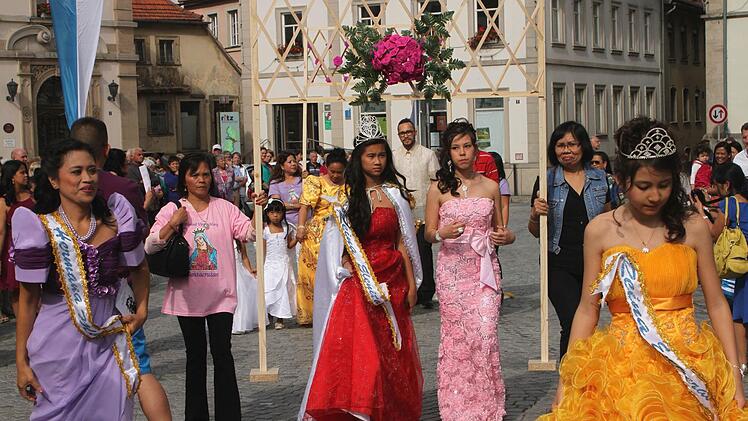 Auch die Mädchen und jungen Frauen schlüpften in ihre Festtagskleider. Foto: Günther Geiling