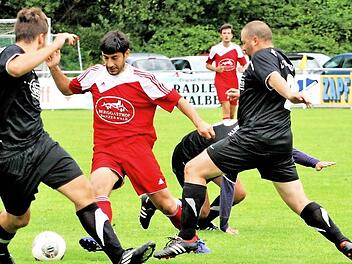 SpVgg Lettenreuth - TSV Staffelstein. Mit viel Geschick hielt die Abwehr der SpVVg in der ersten Halbzeit ein Unentschieden. Hier klären Thomas Fleischmann (links) und Roland Fassolt vor dem ballführenden TSV-Spielertrainer Erbil Demirel.  Foto: Heinz Marr