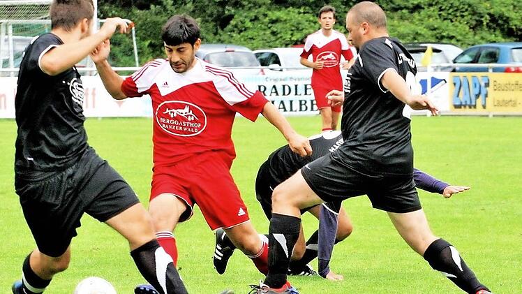 SpVgg Lettenreuth - TSV Staffelstein. Mit viel Geschick hielt die Abwehr der SpVVg in der ersten Halbzeit ein Unentschieden. Hier klären Thomas Fleischmann (links) und Roland Fassolt vor dem ballführenden TSV-Spielertrainer Erbil Demirel.  Foto: Heinz Marr