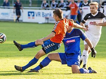 Der Redwitzer Torhüter Patrick Jauch (blaues Trikot) holt Kevin Winter von den Beinen. Den fälligen Freistoß verwandelt Raithel anschließend herrlich zum 1:0. Foto: C. Seidler