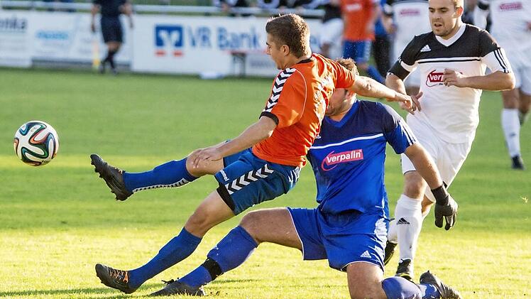 Der Redwitzer Torhüter Patrick Jauch (blaues Trikot) holt Kevin Winter von den Beinen. Den fälligen Freistoß verwandelt Raithel anschließend herrlich zum 1:0. Foto: C. Seidler