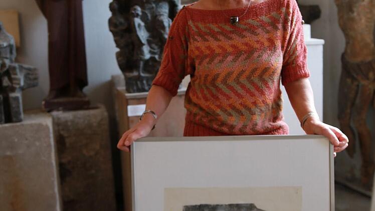 Wenn Papier auf Tiefe trifft: Gudrun Besslein-Bauer führte die Besucher durch ihre heiligen Hallen und zeigte ihre neuesten Werke.  Foto: Stephan Großmann