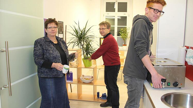 Letzte Arbeiten in der Küche (linkes Foto von links): Hildegard Mogalle, Stefan Kornherr und Oliver Pieschel, der im Dialog-Büro seinen Bundesfreiwilligendienst leistet.