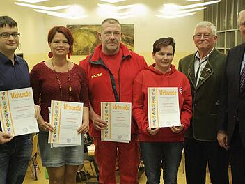 Für die langjährige ehrenamtliche Unterstützung ihrer Vereine zeichnete das Sportkuratorium Johannes Hofbauer, Sandra Heim und das Ehepaar Josef und Jeanette Löbig (v. l.) aus. Die Kuratoriums-Vorsitzenden Winfried Benner und Winfried Laske (v.r.) übergaben die Dankes-Urkunden.   Foto: Winfried Ehling