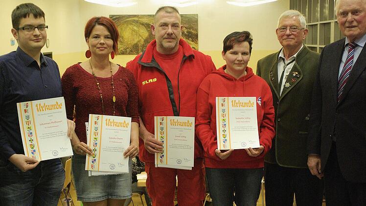 Für die langjährige ehrenamtliche Unterstützung ihrer Vereine zeichnete das Sportkuratorium Johannes Hofbauer, Sandra Heim und das Ehepaar Josef und Jeanette Löbig (v. l.) aus. Die Kuratoriums-Vorsitzenden Winfried Benner und Winfried Laske (v.r.) übergaben die Dankes-Urkunden.   Foto: Winfried Ehling