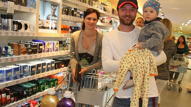 Kathrin und Christian Kolb mit Sohn Toni haben lauter Dinge gekauft, die sie gar nicht gebraucht hätten - nur um zu spenden.