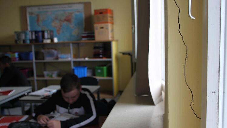 Risse an den Fensterstöcken zeugen vom maroden Zustand der Adalbert-Stifter-Schule.  Fotos: Andreas Oswald