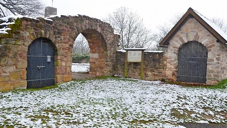 Die Gewölbe der Lauterburg sind durch Gittertüren für Menschen unzugänglich. Fledermäuse können aber hinein. Foto: Rainer Lutz