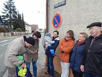Wenn sich die Bewohner der Höchstadter Lindenstraße treffen, gibt es immer viel zu bereden. Im Bild (v. l.): Matthias Hofmann mit Sohn Elias, Birgit Brehm, Simone Hofmann mit Tochter Olivia, Gerlinde Nagel, Hildegund und Leonhardt Dinkel. Foto: Mona Lisa Eigenfeld