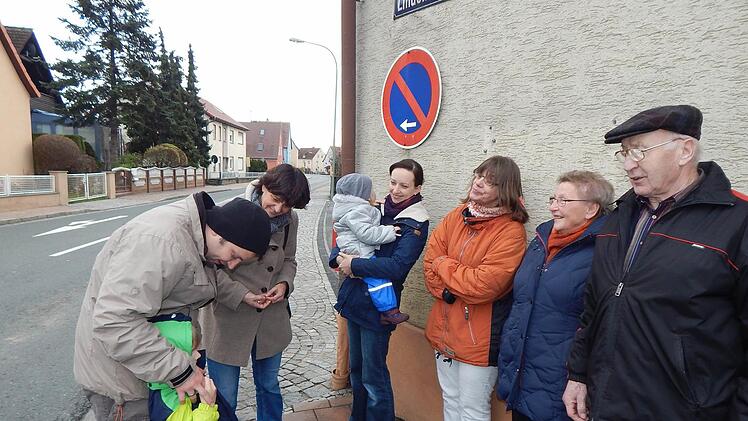 Wenn sich die Bewohner der Höchstadter Lindenstraße treffen, gibt es immer viel zu bereden. Im Bild (v. l.): Matthias Hofmann mit Sohn Elias, Birgit Brehm, Simone Hofmann mit Tochter Olivia, Gerlinde Nagel, Hildegund und Leonhardt Dinkel. Foto: Mona Lisa Eigenfeld