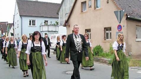 Stolz marschieren sie durch den Ort, die Teilnehmer des Festzuges.