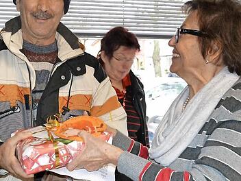 Karin Batistella (rechts), zweite Vorsitzende des Vereins der Kulmbacher Tafel, ist mit Herzblut bei der Sache, unter anderem wenn es an Weihnachten ums Verteilen von Geschenken für Kinder geht. Doch die Ehrenamtliche betont auch: Die Arbeit führt die Mitarbeiter bisweilen an die Grenzen der Belastbarkeit. Foto: Archiv/U. Prawitz