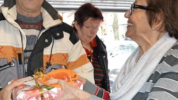 Karin Batistella (rechts), zweite Vorsitzende des Vereins der Kulmbacher Tafel, ist mit Herzblut bei der Sache, unter anderem wenn es an Weihnachten ums Verteilen von Geschenken für Kinder geht. Doch die Ehrenamtliche betont auch: Die Arbeit führt die Mitarbeiter bisweilen an die Grenzen der Belastbarkeit. Foto: Archiv/U. Prawitz