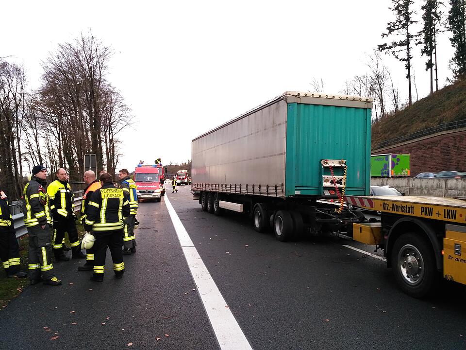Baum stürzt bei heftigem Sturm auf Autobahn