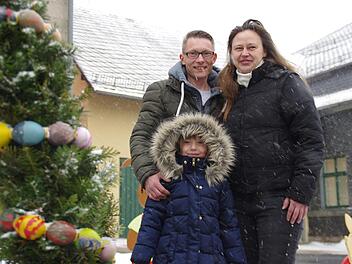 Auch Kälte und Schneetreiben können der Familie Köhler die gute vorösterliche Laune in ihrer neuen Heimat Nordhalben nicht madig machen. Im Bild (v. l.) Heiko, Fenja und Bianca Köhler. Foto: Marco Meißner