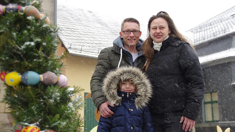 Auch Kälte und Schneetreiben können der Familie Köhler die gute vorösterliche Laune in ihrer neuen Heimat Nordhalben nicht madig machen. Im Bild (v. l.) Heiko, Fenja und Bianca Köhler. Foto: Marco Meißner