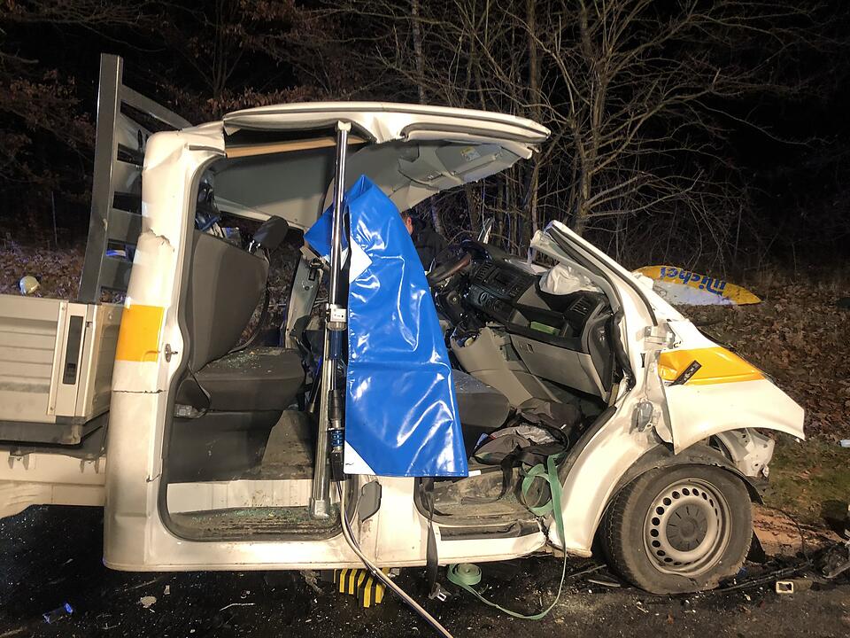 B26 bei Stockstadt: Kleintransporter kollidiert mit Reisebus –  mehrere Verletzte