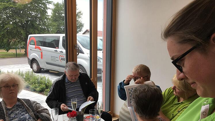 Bei der Eröffnung der Seniorenbücherei in OberhaidFoto: Anette Schreiber