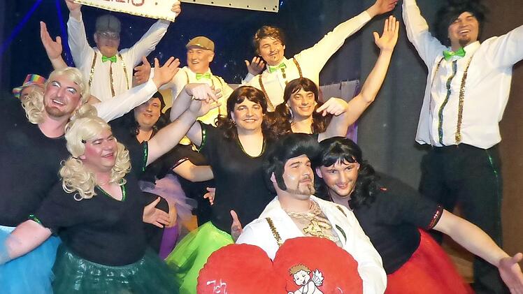Das Männerballett der Faschingsgesellschaft Hollfeld mit ihrem Tanz "Typisch Mann - Typisch Frau".