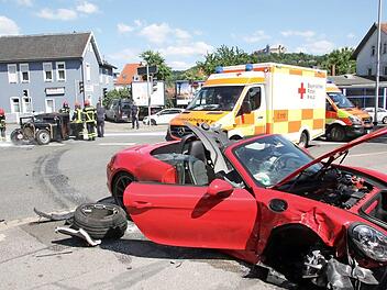 Oldtimer (hinten) gegen Porsche. Bei dem heftigen Zusammensto&szlig; der beiden Fahrzeuge am Th&uuml;ringer Kreuz am Freitagnachmittag verletzten sich die vier Unfallbeteiligten. Au&szlig;erdem entstand ein Gesamtsachschaden von mindestens 90&nbsp;000 Euro.  Fotos: Michael Stelzner