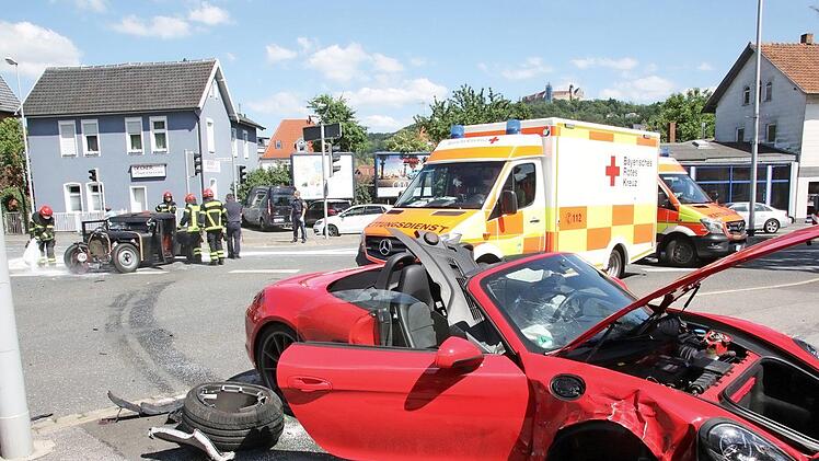 Oldtimer (hinten) gegen Porsche. Bei dem heftigen Zusammensto&szlig; der beiden Fahrzeuge am Th&uuml;ringer Kreuz am Freitagnachmittag verletzten sich die vier Unfallbeteiligten. Au&szlig;erdem entstand ein Gesamtsachschaden von mindestens 90&nbsp;000 Euro.  Fotos: Michael Stelzner