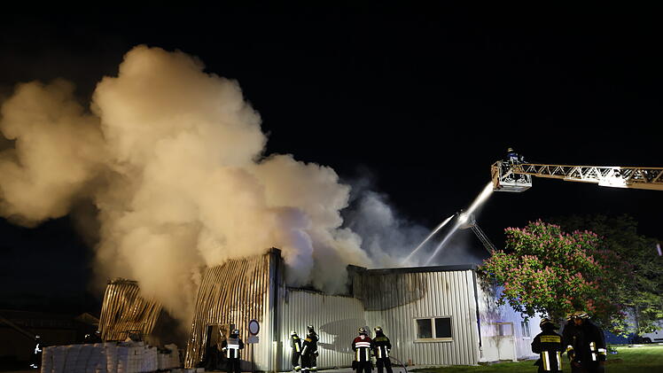 Lagerhalle stand im Vollbrand